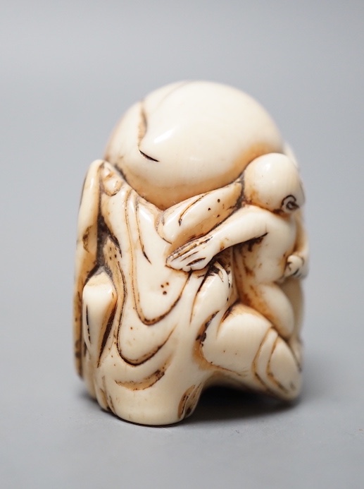 An 18th / 19th Chinese ivory 'monkey and peach' toggle. 4cm